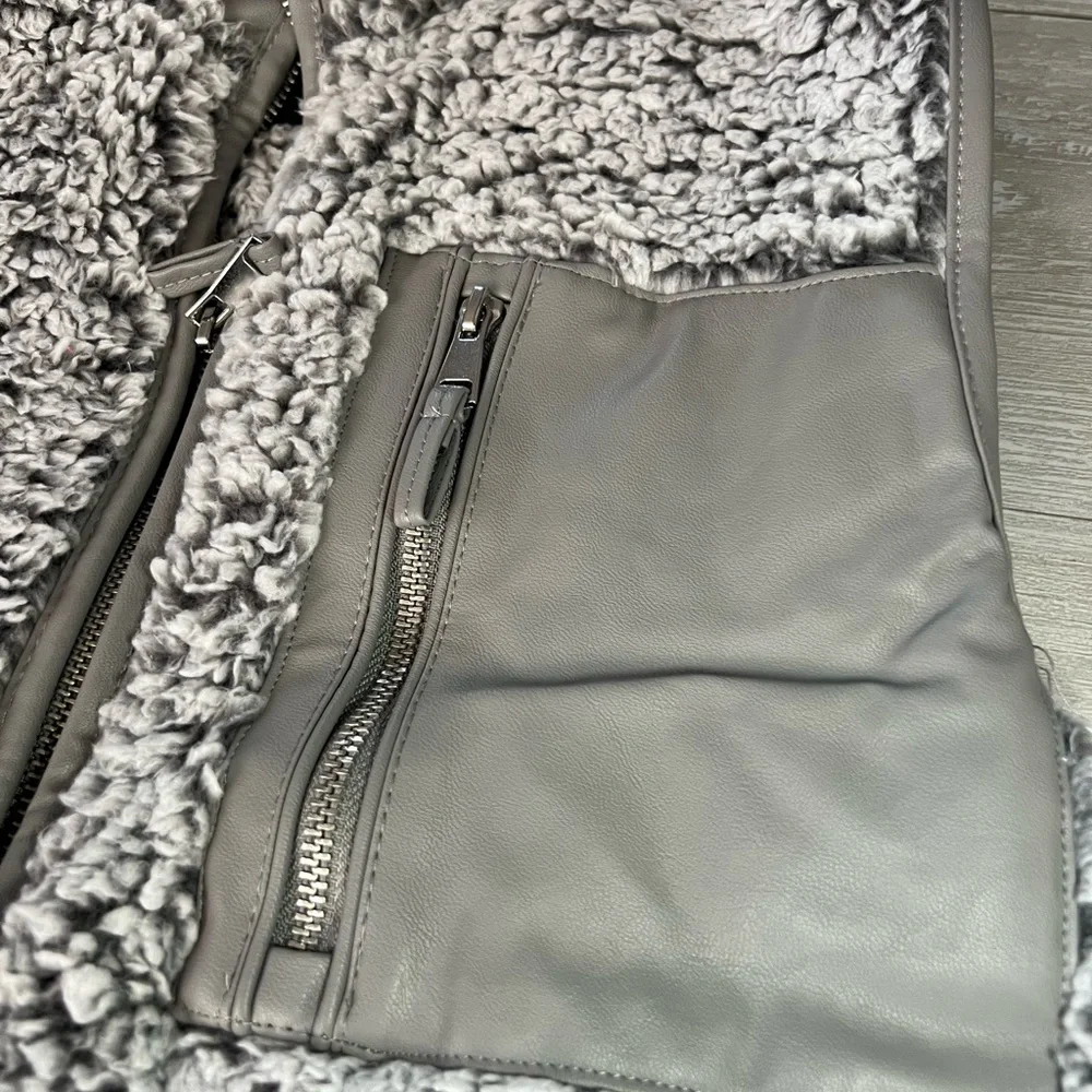 NWT!! NEW- grey Abercrombie & Fitch Cloud Sherpa Vest - Picture 2 of 13